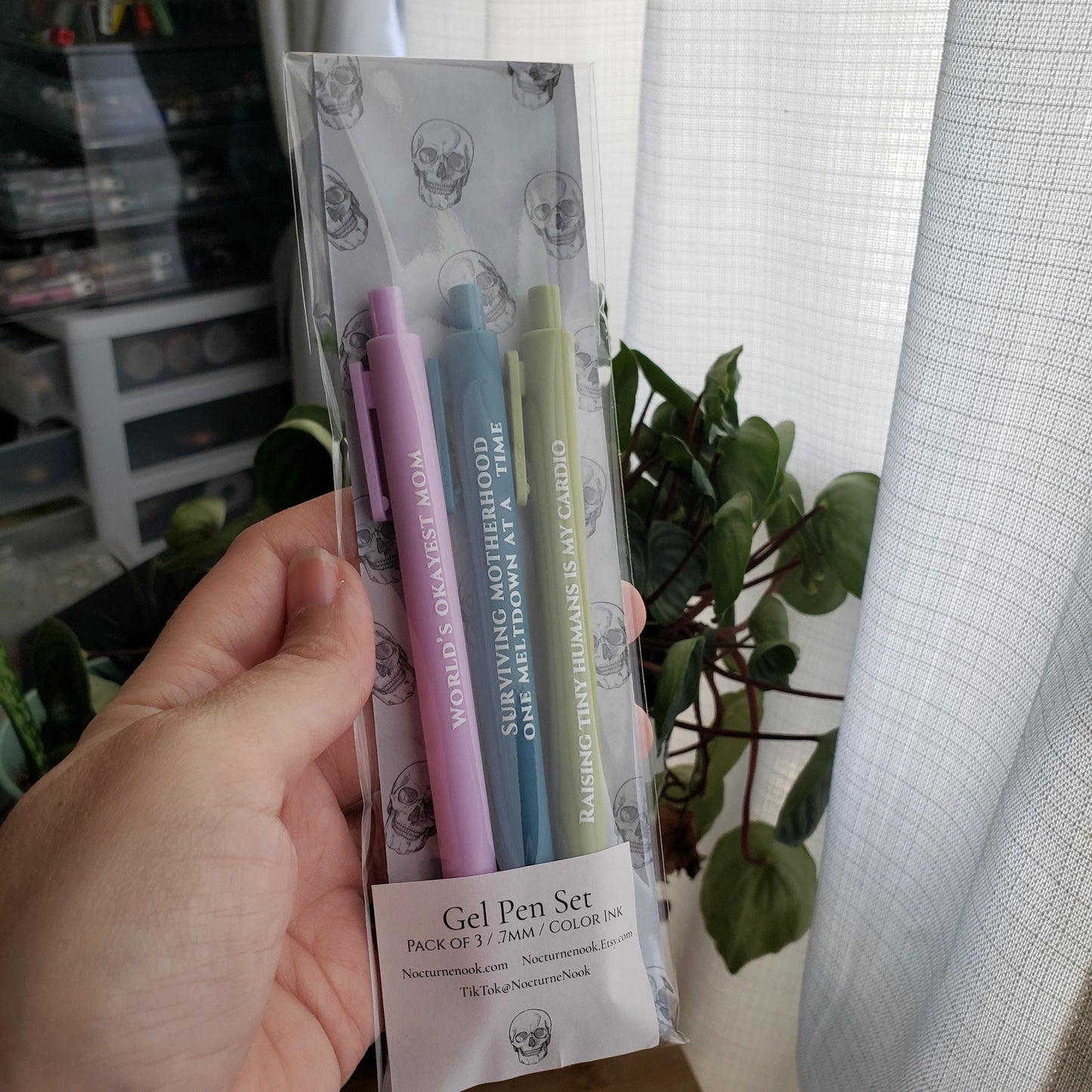 Mother’s Day Funny Pen Set – “World’s Okayest Mom” | Snarky Gift for Moms | Mom Life Humor | Sarcastic Stationery for Moms